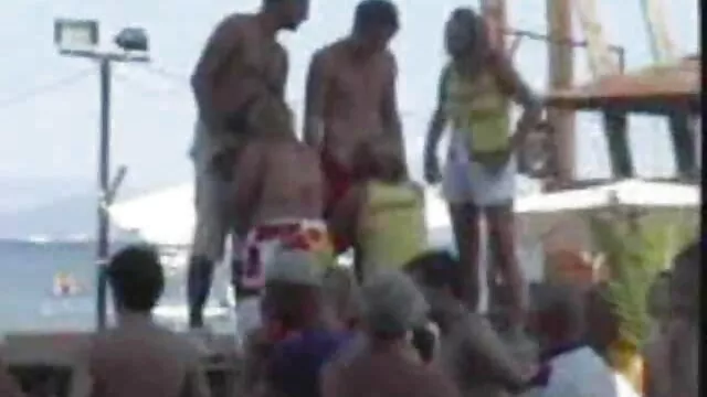 两个红色礼服酒店Poletied Est 妻子穿着脱光衣服