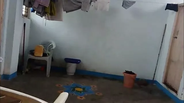 耐莉绑在一个极 狗爬式的性爱照片