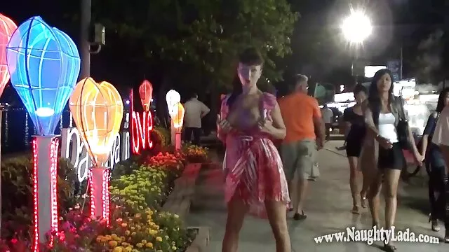 对汉娜的平衡战斗 性感的裸体女人的照片
