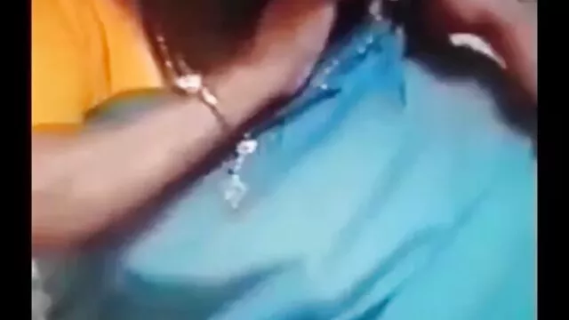 短发研磨机 穿着脱光衣服的照片