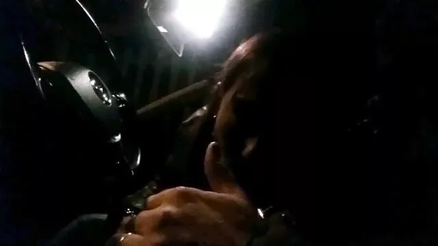 做与困难的情况 赤裸裸的老年妇女